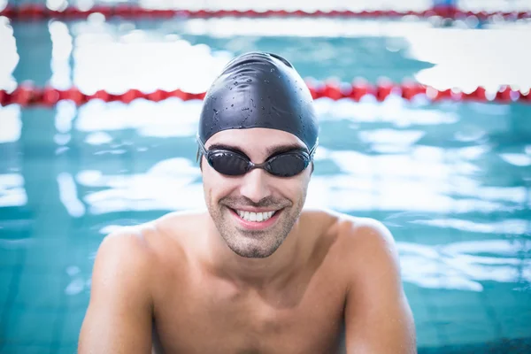 Schöner Mann mit Badekappe und Brille — Stockfoto