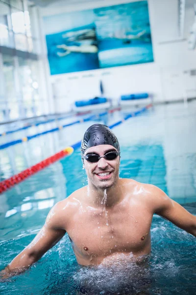 Przystojny mężczyzna pływanie — Zdjęcie stockowe