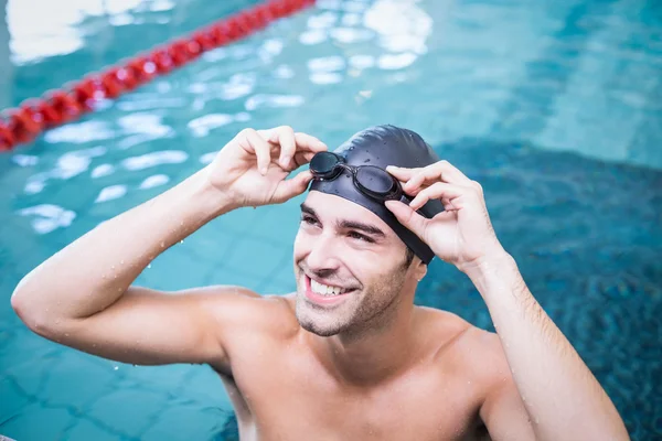 Yakışıklı adam yüzmek kap ve gözlük takıyor — Stok fotoğraf