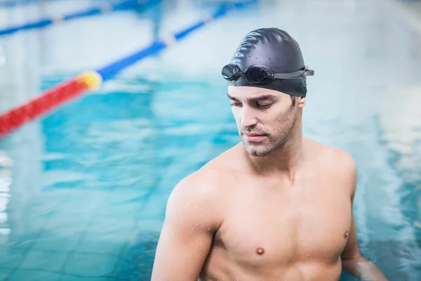 Beau homme portant un bonnet de bain et des lunettes — Photo