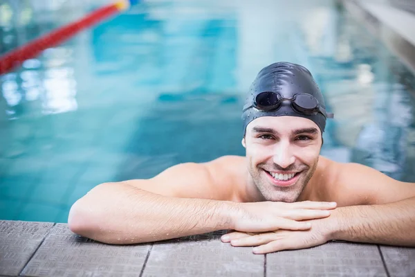 Bell'uomo che riposa sul bordo — Foto Stock