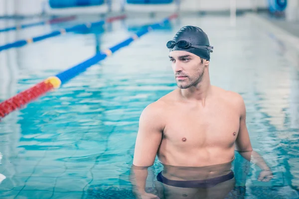 Knappe man dragen zwemmen Pet en bril — Stockfoto