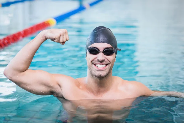 Bonito homem triunfando com braços erguidos — Fotografia de Stock