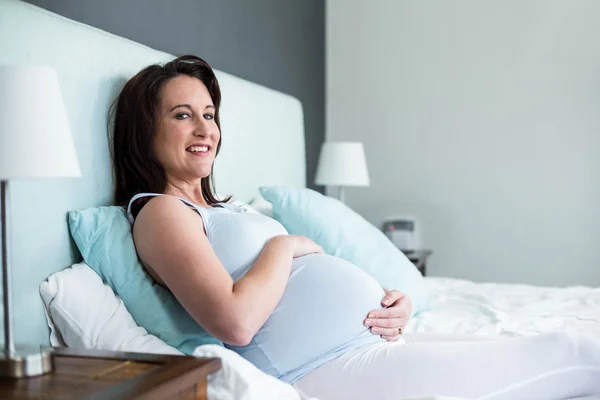 Donna incinta sdraiata sul letto — Foto Stock