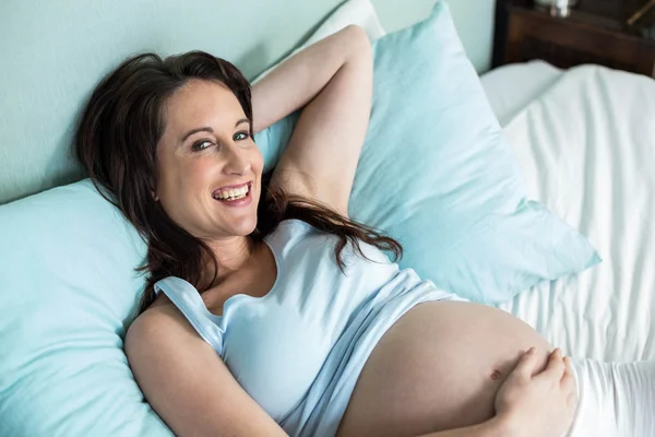 Mujer embarazada acostada en la cama —  Fotos de Stock