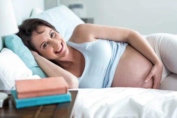 Mulher grávida deitada na cama — Fotografia de Stock