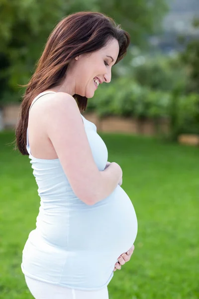 Portret van lachende zwangere vrouw — Stockfoto