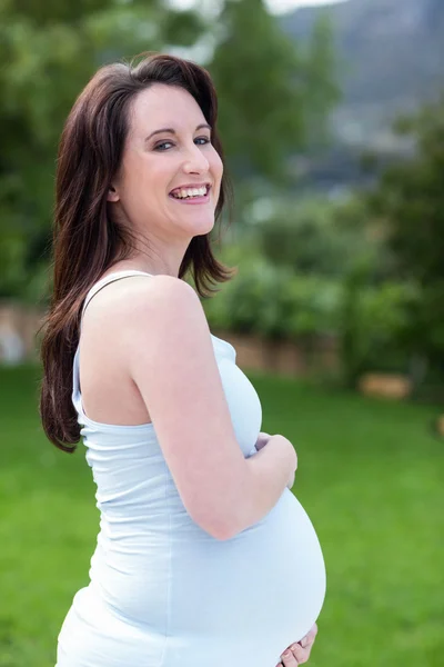 Retrato de mulher grávida sorridente — Fotografia de Stock