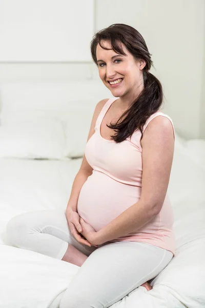 Portret van lachende zwangere vrouw — Stockfoto