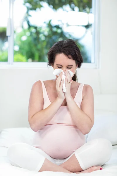 Gravid kvinna sitter på sängen — Stockfoto