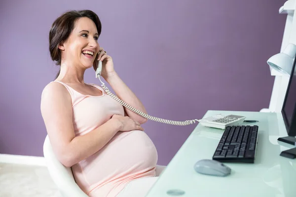 Zwangere vrouw aan de telefoon — Stockfoto