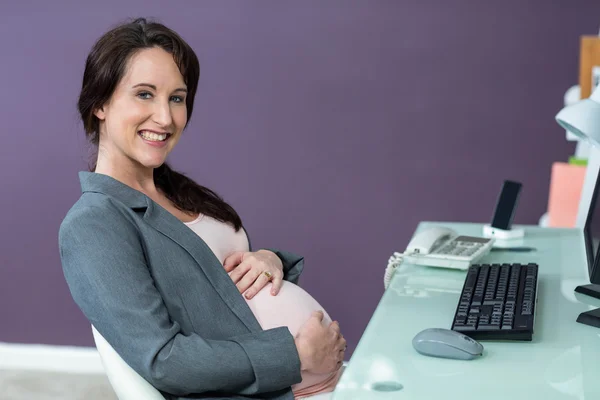 Porträtt av leende gravid kvinna — Stockfoto