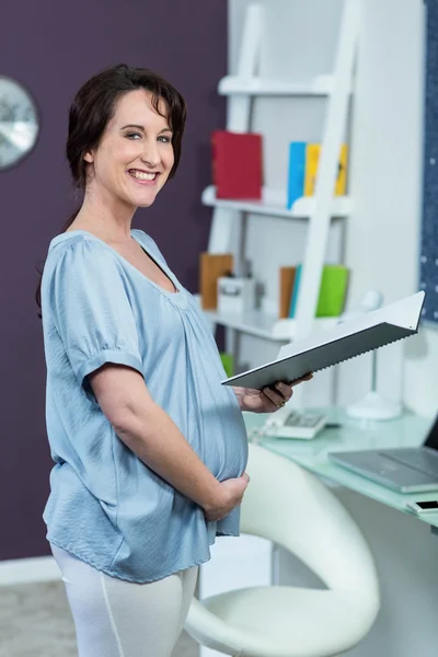 임신한 여자 읽기 노트북 — 스톡 사진