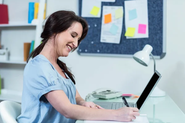 Pregnant woman taking notes — Stock Photo, Image