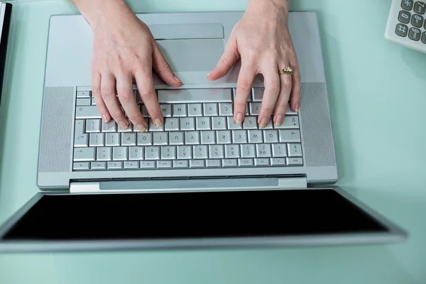 På nära håll beskåda av affärskvinna med laptop — Stockfoto