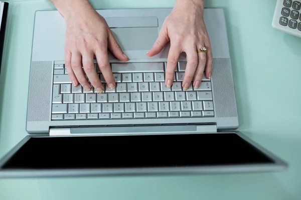 Close-up van zakenvrouw met behulp van laptop — Stockfoto