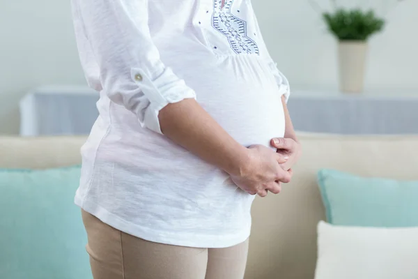 Pregnant woman in living room — Stock Photo, Image