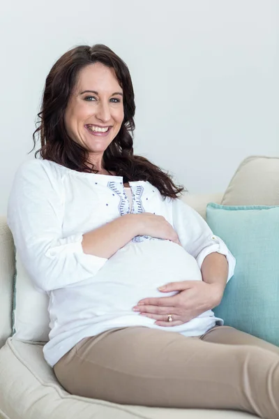 Zwangere vrouw rusten op Bank — Stockfoto