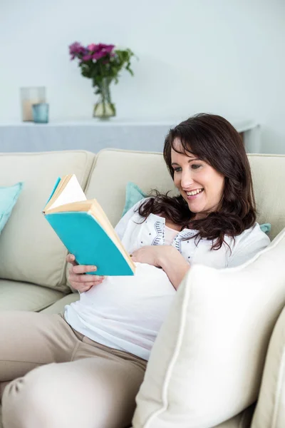 Gravid kvinna läser en bok — Stockfoto