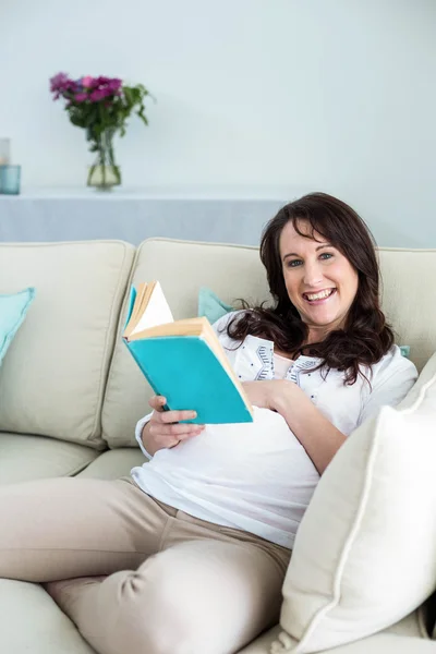 Zwangere vrouw die een boek leest — Stockfoto