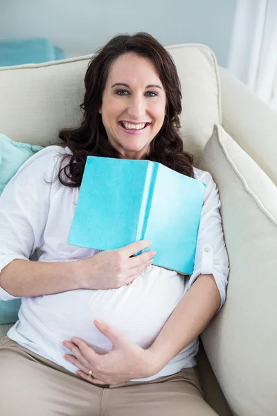 Mulher grávida lendo um livro — Fotografia de Stock