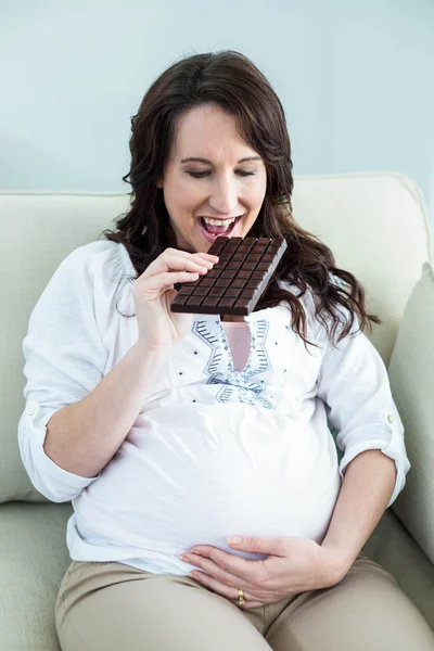 Femme enceinte mangeant du chocolat — Photo