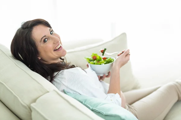 Mujer embarazada comiendo ensalada — Foto de Stock