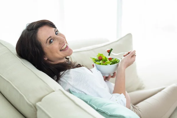 Mujer embarazada comiendo ensalada —  Fotos de Stock