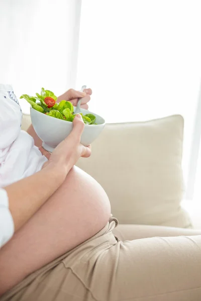 Mulher grávida comendo salada — Fotografia de Stock