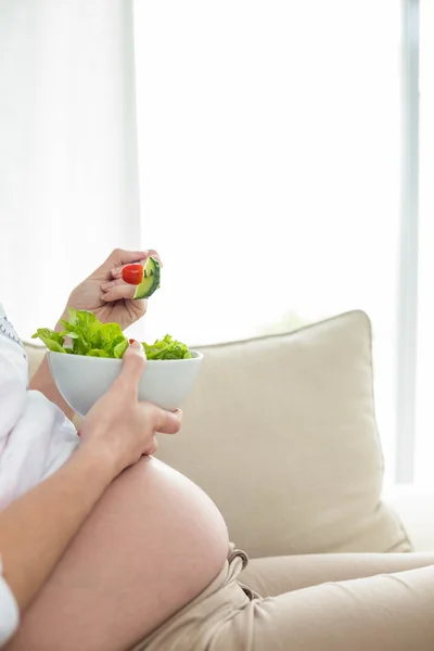 Mulher grávida comendo salada — Fotografia de Stock