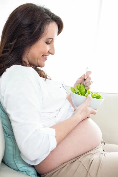 Έγκυος γυναίκα τρώει σαλάτα — Φωτογραφία Αρχείου