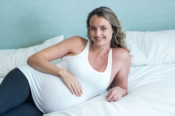 Mulher grávida tocando sua barriga — Fotografia de Stock