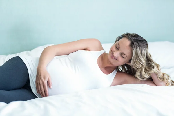 Zwangere vrouw raakt haar buik aan — Stockfoto