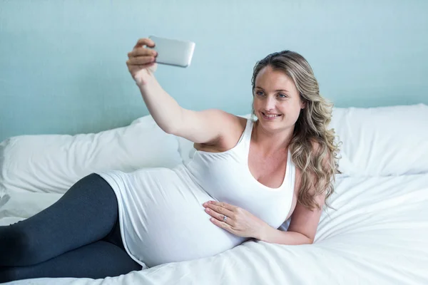 Mulher grávida tomando uma selfie — Fotografia de Stock