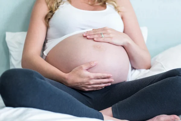 怀孕妇女摸她的肚子 — 图库照片