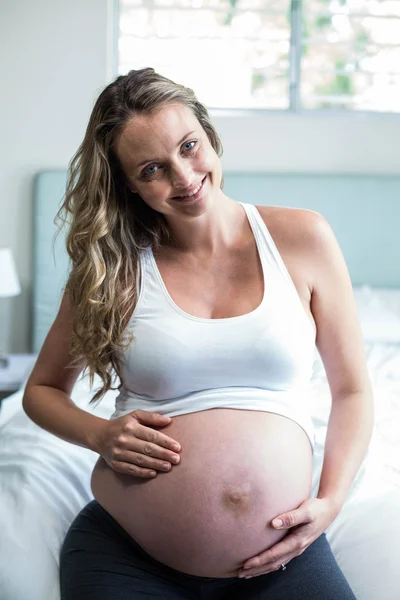 Mulher grávida massageando sua barriga — Fotografia de Stock