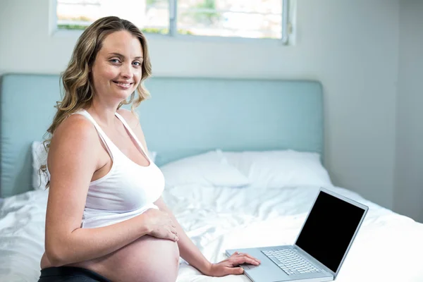 孕妇使用一台笔记本电脑 — 图库照片