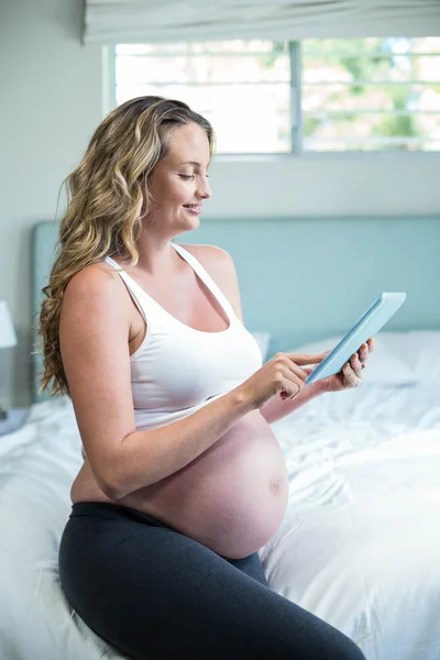 임신한 여자는 태블릿 컴퓨터를 사용 하 여 — 스톡 사진