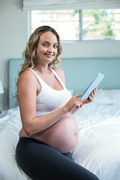 Mulher grávida usando um computador tablet — Fotografia de Stock