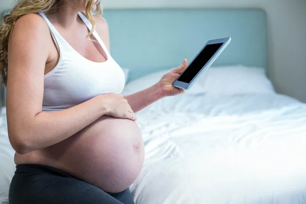 임신한 여자는 태블릿 컴퓨터를 사용 하 여 — 스톡 사진