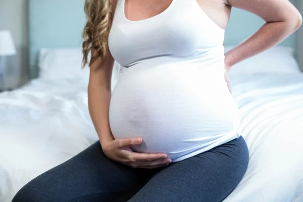 Έγκυος γυναίκα με οσφυαλγία συνεδρίαση — Φωτογραφία Αρχείου