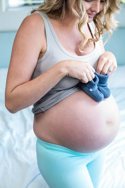 Donna incinta con pantofole lavorate a maglia — Foto Stock