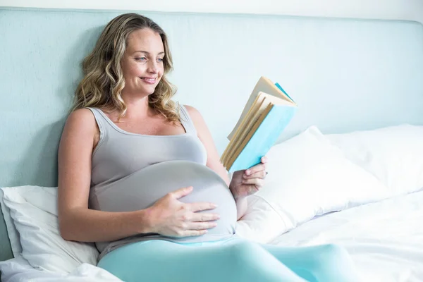 Mulher grávida lendo um livro — Fotografia de Stock