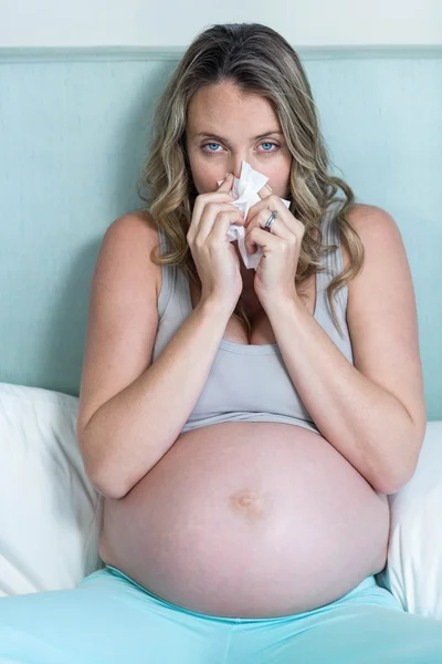 Schwangere pustet sich die Nase aus — Stockfoto