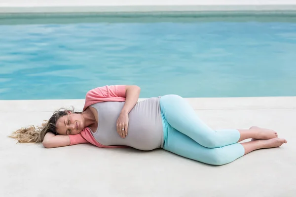 Беременная женщина отдыхает на улице — стоковое фото