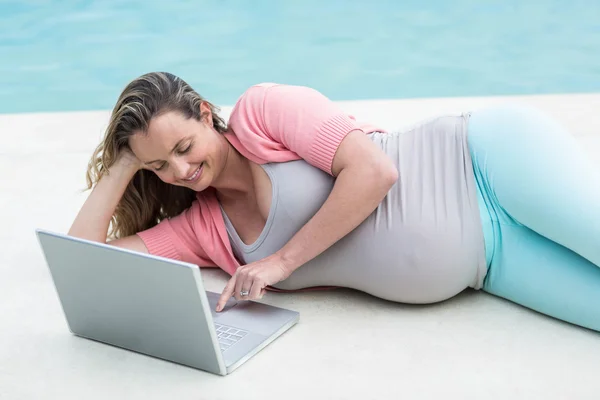 孕妇放松外使用笔记本电脑 — 图库照片