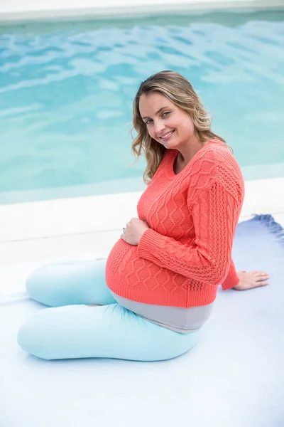 Mujer embarazada relajándose al aire libre — Foto de Stock