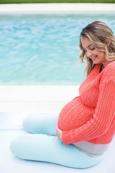 Těhotná žena uvolňující mimo — Stock fotografie
