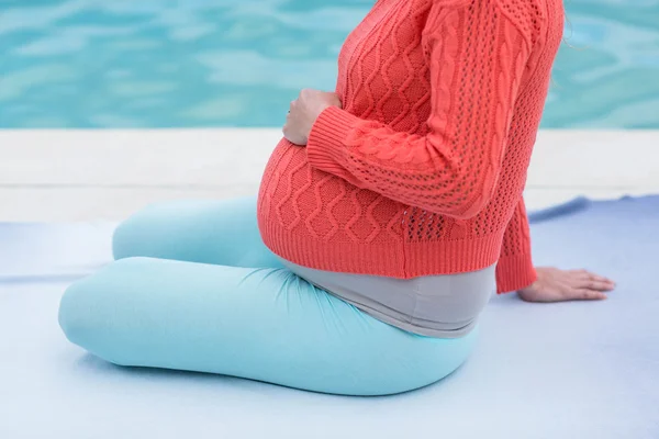 Mulher grávida relaxante fora — Fotografia de Stock