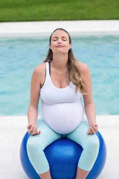 運動ボールの上に座って妊娠中の女性 — ストック写真